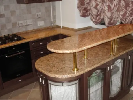 Bucătărie modernă configurată cu un blat de lucru premium